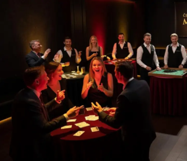 Noční event Moravion s dramatickým světlem a hosty u stolů