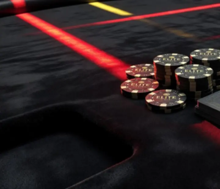 Detail pokerových žetonů a stolů s dramatickým nasvícením
